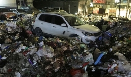 Người đàn ông bị dọn 10 tấn rác mới lấy được xe