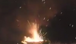 Ô tô điện bốc cháy như pháo hoa do pin lithium-ion