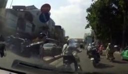 Tạt đầu ô tô, nữ sinh hoảng hốt nhảy ra khỏi xe đạp điện