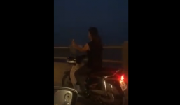 Video: Cô gái vừa lái xe máy vừa chụp ảnh 'tự sướng' gây bức xúc