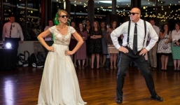 Cô dâu 9x cùng bố nhảy tưng bừng trong lễ cưới