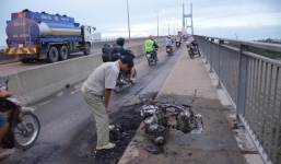 Lên dốc, xe tay ga bốc cháy trơ khung trên cầu Phú Mỹ
