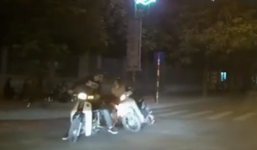 Video: Thanh niên sang đường ẩu bị xe máy tông rơi bạn gái xuống đường