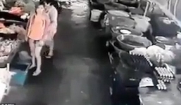 Sờ soạng vòng 3 của cô gái trẻ, gã đàn ông bị đạp sấp mặt