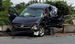 Ôtô bị xe tải húc văng lên dải phân cách trên quốc lộ 1A