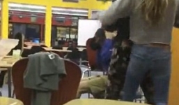 Video: Nam sinh bị bạn gái đánh túi bụi vì nhạc chuông điện thoại