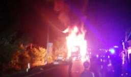 Xe khách giường nằm bốc cháy dữ dội trong đêm