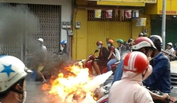 Xe máy bốc cháy ngùn ngụt trong lúc chờ đèn đỏ 