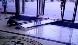 Cửa kính của trung tâm thương mại đổ sập xuống bé gái 3 tuổi