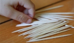 Bé trai bị thủng thành ruột vì nuốt phải tăm nhọn