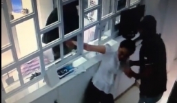 Clip: Hai tên cướp đè nữ nhân viên, dùng súng uy hiếp lấy đồ