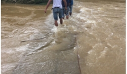 Đi xe máy qua cầu treo, 3 chị em bị nước lũ cuốn, 1 người mất tích