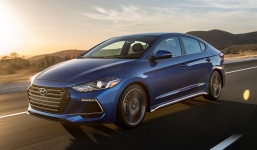 Hyundai Elantra Sport 2017 có giá từ 22.485 USD