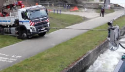 Kỳ thú màn tàu thủy giải cứu xe tải ra khỏi vũng lầy