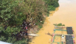 Nam thanh niên lao ra từ xe ô tô nhảy xuống sông tự tử