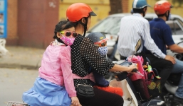 Đi xe máy có trẻ nhỏ phụ huynh nên lưu ý điều gì?