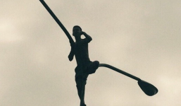 Học viên cai nghiện trốn trại chống cảnh sát, trèo lên cột điện cao áp