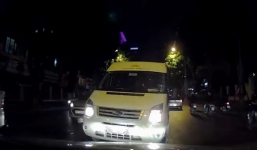 Xe khách cố tình lấn làn bị tài xế ôtô chặn đầu bắt lùi lại