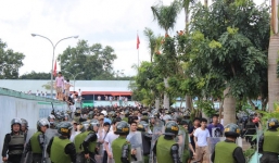 Video: Học viên cai nghiện nổi loạn, cảnh sát ném hơi cay trấn áp