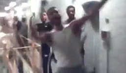 Video: Kinh hoàng 200 tù nhân cầm dao, dùi cui làm loạn trong tù