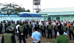 Học viên cai nghiện tiếp tục gây náo loạn, cảnh sát dùng hơi cay trấn áp