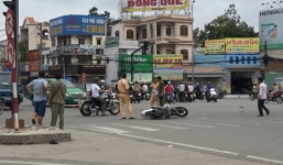 Xe cảnh sát va chạm xe máy, một người bị thương