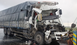 Xe tải đâm nhau, chủ hàng chết tại chỗ, thi thể kẹt trong ca bin