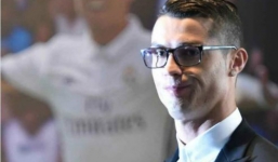Ronaldo đeo kính trí thức, lo làm điệu khiến fan 'gạch đá'