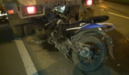 Lao xe máy vào đuôi xe quét đường, 2 thanh niên tử vong