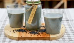 Cách làm sữa đậu nành mè đen thơm ngon, bổ dưỡng