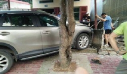 Tránh trẻ nhỏ, Giám đốc Sở lái xe tông vào nhà dân