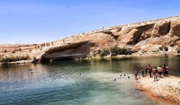 Sa mạc bất ngờ xuất hiện một hồ nước lớn chỉ sau một đêm