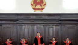 Lần đầu tiên thẩm phán TAND mặc áo choàng dài tay khi xét xử