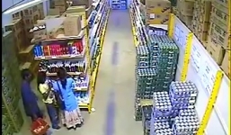 'Nữ quái' trộm cả két nước ngọt giấu dưới váy