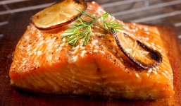 Cách phân biệt cá hồi nuôi và cá hồi tự nhiên