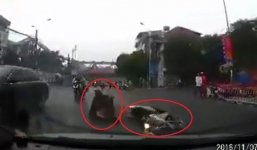 Phanh gấp giữa đường trơn, cả người lẫn xe máy lao thẳng vào đầu ô tô