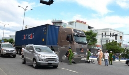 Xe máy đối đầu xe container, 2 người chết thảm