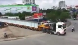 Video: Siêu xe tải 174 bánh khiến người đi đường choáng ngợp