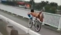 Video: Nam thanh niên đất Cảng 'uốn dẻo' trên xe đạp giả làm VĐV bơi lội