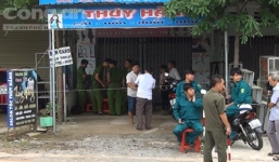 Vợ la hét kêu cứu phát hiện chồng treo cổ ở tiệm cắt tóc