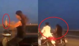 Cô gái không mũ bảo hiểm, vừa chạy xe vừa tự sướng trên cầu Vĩnh Tuy