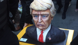 Bánh ăn mừng chiến thắng của Trump bị 'ném đá'