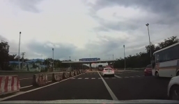 Ôtô lấn làn trên cao tốc Long Thành bị xe khách tông quay 180 độ