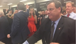 Con trai và con dâu Trump đập tay mừng chiến thắng của cha