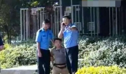 Trung Quốc: Bị trói, bắt quỳ trên phố vì chụp ảnh công an phạm luật giao thông