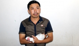 Thấy vợ và bạn thân âu yếm trên võng, chồng đâm chết tình địch