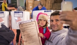 Chụp hình 'tự sướng' khi bỏ phiếu là phạm pháp tại nhiều bang của Mỹ