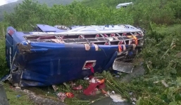 Tai nạn xe khách, 16 người thương vong, thi thể nạn nhân bị mắc kẹt