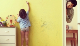 Làm sạch vết bẩn trên tường với 4 mẹo đơn giản