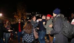 Ẩu đả bên ngoài Nhà Trắng giữa người ủng hộ Clinton và Trump